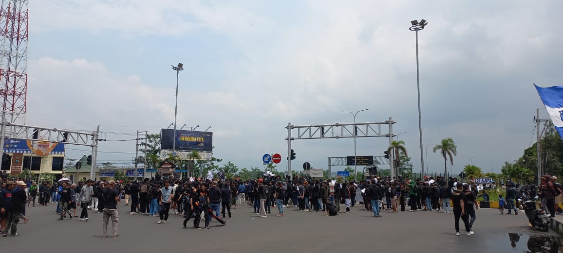 Aksi turun jalan aremania exit tol singosari perempatan karanglo macet tuntut keadilan