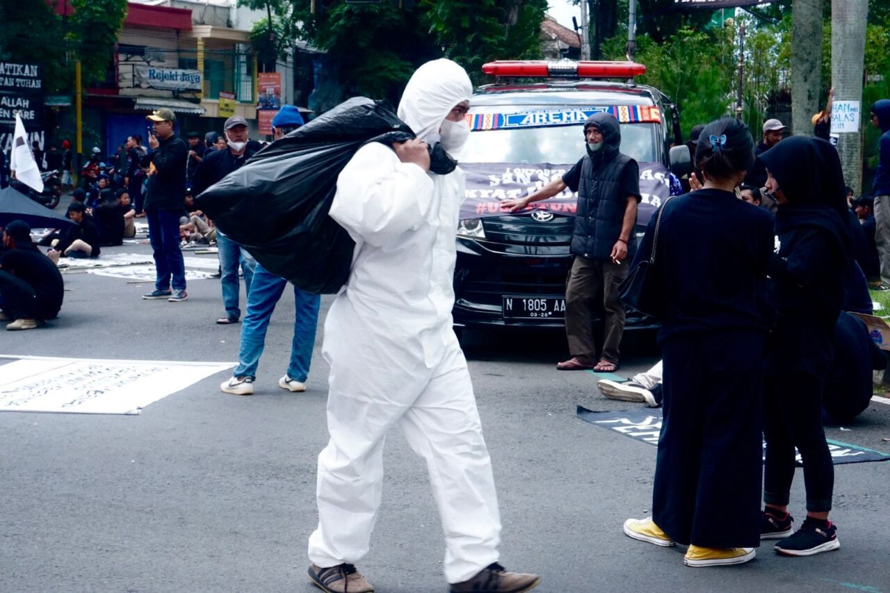 Aksi turun jalan Aremania jalan Ijen simpati warga membersihkan sampah