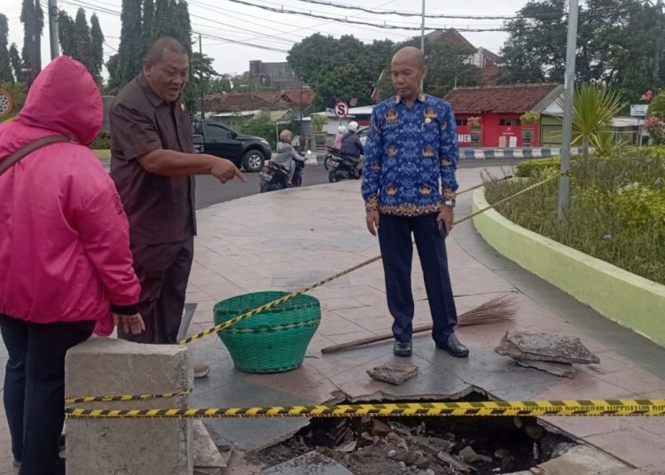 Anggota DPRD Kota Probolinggo dari fraksi PPP, Robi Riyanto (baju coklat) bersama Kepala DLH, Rachmat Sera ketika melihat lantai taman Glaser yang berlobang, Selasa (29/11/2022) (Blok-a.com/Soni)