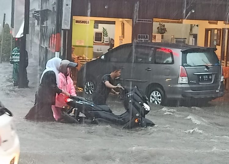 Hujan deras yang menyebabkan jalan raya di Banyuwangi tergenang air, kendaraan bermotor banyak yang mogok (F: istimewa)