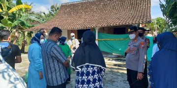 Anggota Polsek Kawedanan saat melakukan olah tempat kejadian perkara (TKP) kejadian gantung diri di Desa Tulung, Kawedanan, Magetan, (25/11/2022). (istimewa)