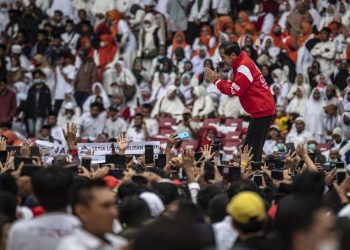 Presiden Joko Widodo (Jokowi) menghadiri acara deklarasi Relawan Jokowi bertajuk 'Nusantara Bersatu di Stadion GBK. (ANTARA FOTO/Aprillio Akbar/nym)