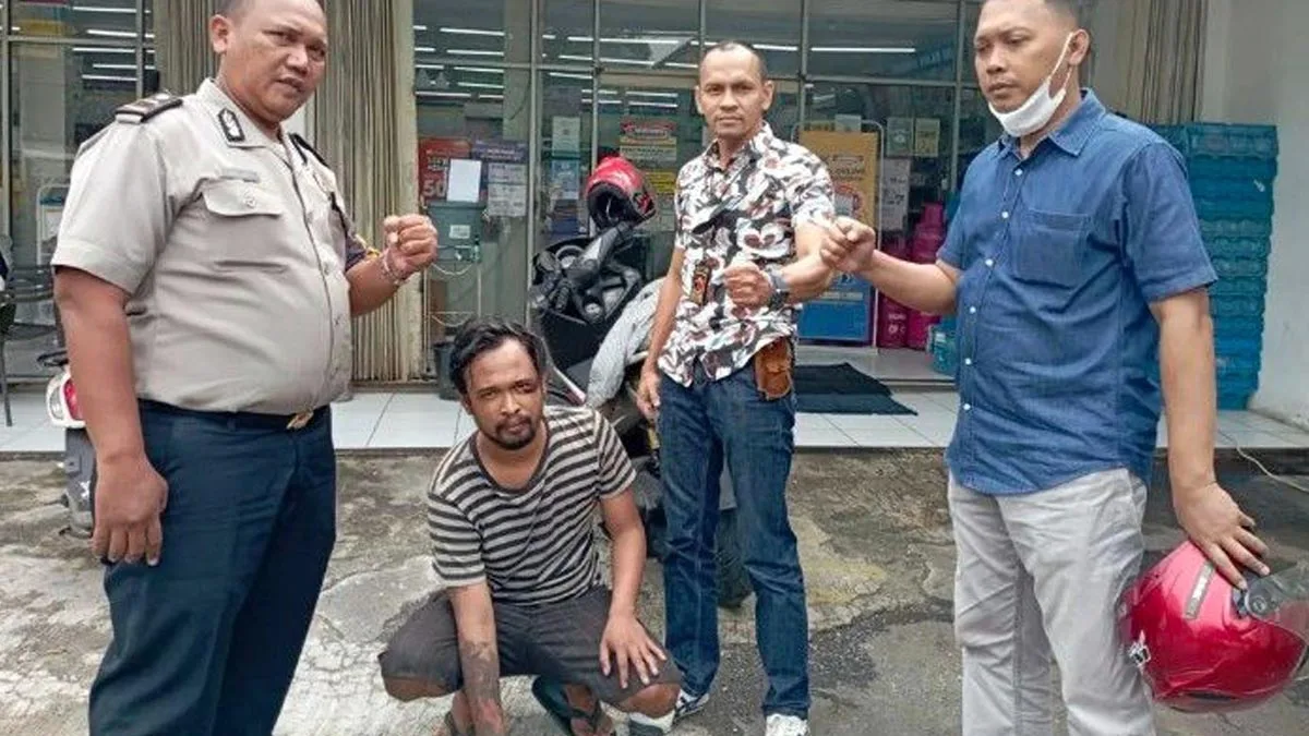 Pelaku pemukulan saat ditangkap (ist)