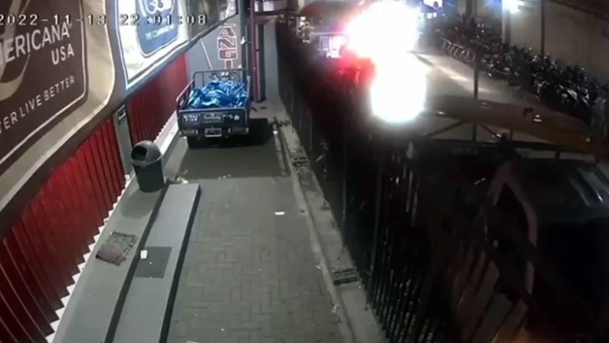 Tangkapan dari layar CCTV mobil pikap tabrak puluhan motor parkir di Dampit (ist)