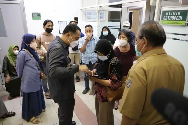 Eri Cahyadi saat melakukan inspeksi mendadak ke RSUD Dr Soewandhie. (doc. Diskominfo Surabaya)