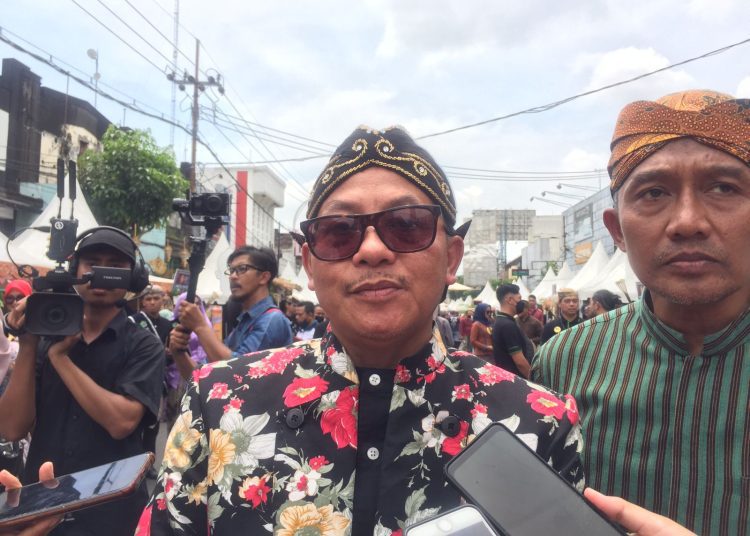 Wali Kota Malang, Sutiaji mengunjungi stand UMKM di Malang Creativa Festival Kajoetangan Heritage. (Blok-a.com/ Putu Ayu Pratama S)