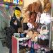 Karina saat sedang kerja paruh waktu sebagai penjaga toko boneka (blok-A/.Defrico Alfan) Part Time Mahasiswa Rantau