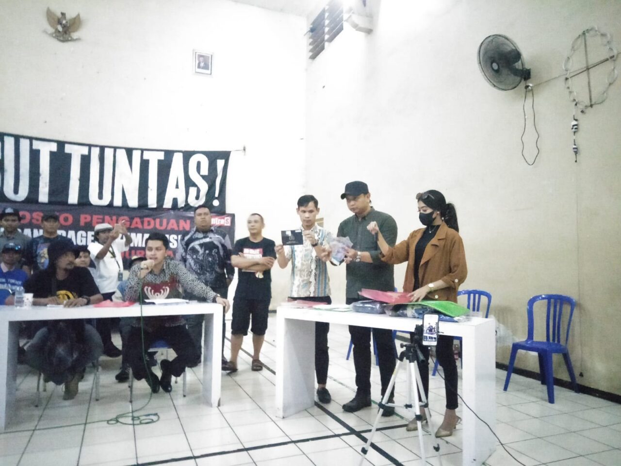 Bukti-bukti baju, syal, resum medis yang dimiliki TGA, diperlihatkan tadi malam di gedung KNPI (blok-A.com / Defrico Alfan)