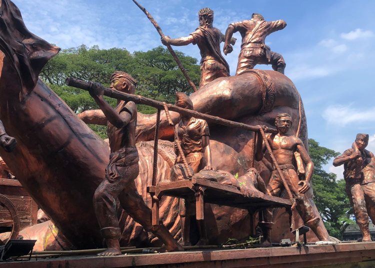 Sejarah Patung Raksasa di Depan Stasiun Kota Baru Malang, Lambangkan Penjajah yang Kalah