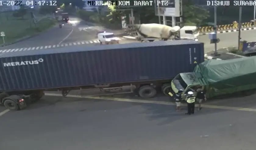 Kecelakan Dua Truk di Merr Surabaya Mengakibatkan Macet Total
