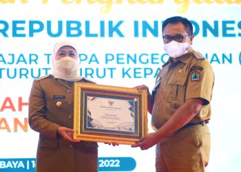 Wakil Wali Kota Malang, Sofyan Edi Jarwoko menerima penghargaan Opini WTP dari Gubernur Jawa Timur, Khofifah Indar Parawansa (blok-A/Humas Pemkot Malang)