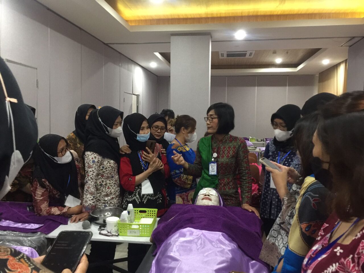 Caption : Situasi pelatihan tata kecantikan kulit oleh Disnaker PMPTSP, di salah satu hotel Kota Malang (Blok-a.com/ Putu Ayu Pratama S)