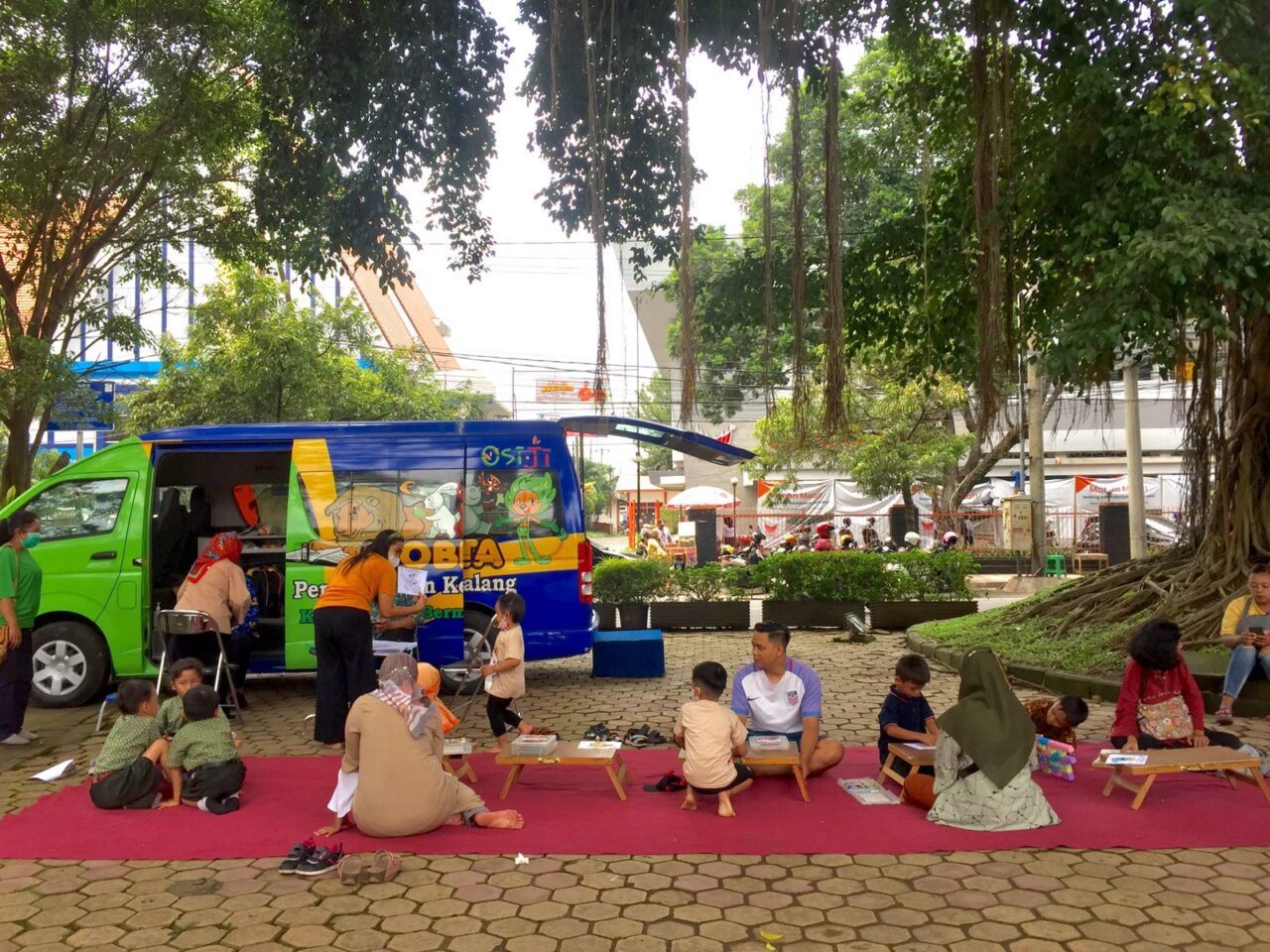 Captiom : Situasi Perpustakaan Keliling di Alun Alun Kota Malang (Blok-a.com/ Putu Ayu Pratama)