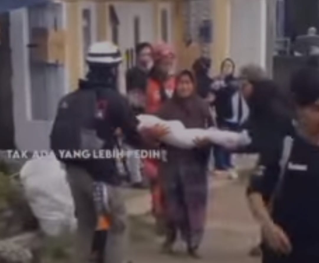 momen seorang ibu gendong jenazah anaknya