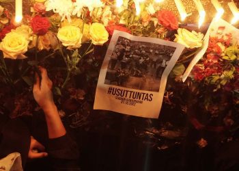 Suporter Arema Malang meletakkan bunga untuk korban Tragedi Kanjuruhan saat mengikuti doa bersama dan tabur bunga di depan Balaikota Malang, Rabu (5/10/2022) (blok-A/Syams Shobahizzaman)