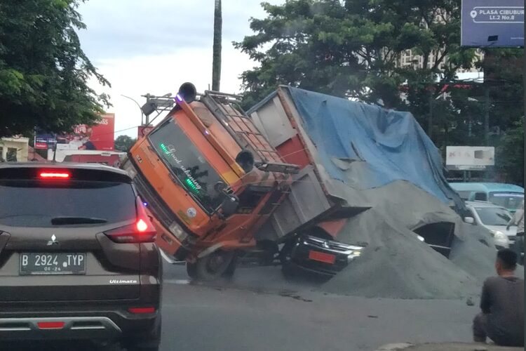 Tangkapan layar foto truk pasir menimpa mobil Pajero hitam di Cibubur, Depok, Jumat (23/12/2022).(twitter)