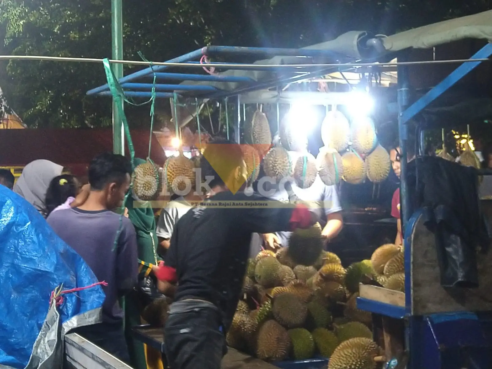 Pedagang durian di festival durian di Kota Probolinggo, Jumat (13/1/2023l (blok-a/Inos)