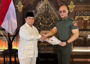 Menteri Pertahanan Prabowo Subianto bersalaman dengan Deddy Corbuzier setelah pemberian pangkat Letnan Kolonel Tituler kepada podcaster tersebut.(Instagram Deddy Corbuzier)