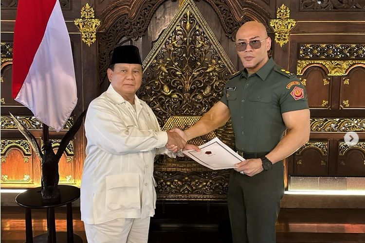 Menteri Pertahanan Prabowo Subianto bersalaman dengan Deddy Corbuzier setelah pemberian pangkat Letnan Kolonel Tituler kepada podcaster tersebut.(Instagram Deddy Corbuzier)