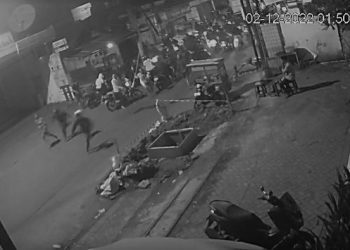 Tangkapan layar CCTV gerombolan gangster seang warkop di Keputih Surabaya.