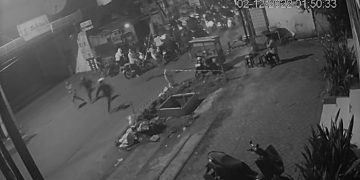 Tangkapan layar CCTV gerombolan gangster seang warkop di Keputih Surabaya.