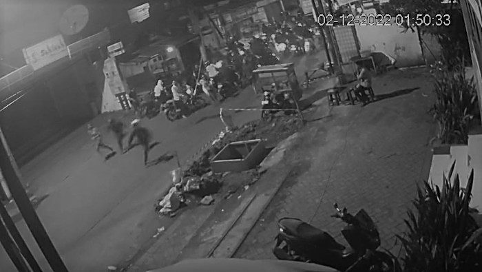 Tangkapan layar CCTV gerombolan gangster seang warkop di Keputih Surabaya.