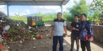 Wakil Ketua DPRD Banyuwangi, Ruliyono (baju batik) ketika meninjau pengolahan sampah di kabupaten Jembrana, Bali saat Kunjungan Kerja beberapa waktu lalu. (Ist)