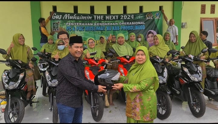 Anggota DPR Provinsi Jatim, Achmad Hilmy ketika menyerahkan motor kepada pengurus Muslimat NU lingkungan Pemkab Probolinggo, Minggu (4/12/2022) (blok-a.com/Soni)