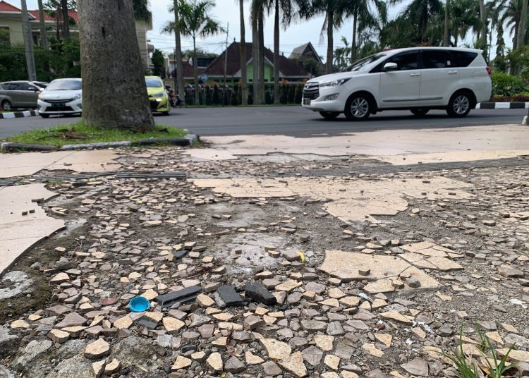 Kerusakan di pedestrian Jalan Ijen Kota Malang (blok-a/Helen)