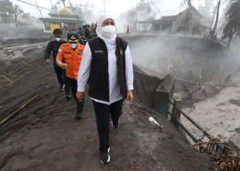 Gubernur Jawa Timur meninjau lokasi terdampak erupsi Semeru. (Doc. CNNIndonesia/Farid)