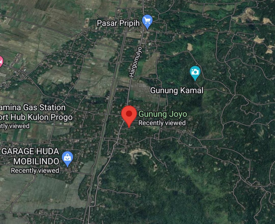 Makam Gunung Joyo di Kebonrejo, Kec. Temon, Kabupaten Kulon Progo, Daerah Istimewa Yogyakarta terancam pembangunan tol.
