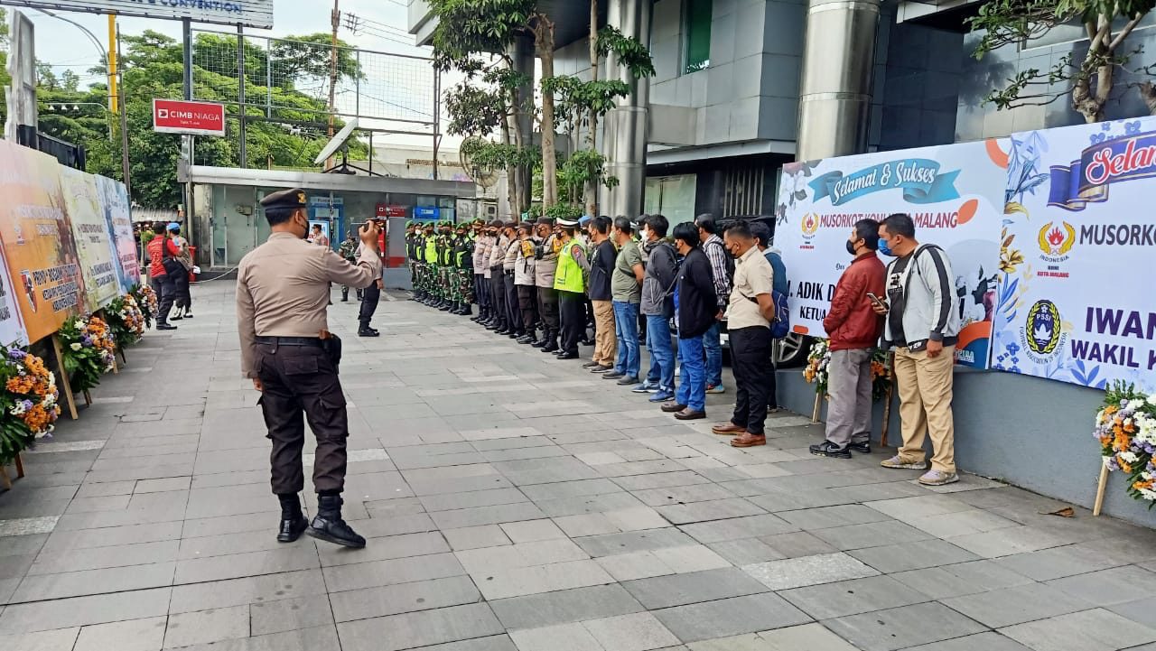Jajaran pengamanan dari TNI Polri saat musorkot Kota Malang bertempat di halaman Hotel Savana, Sabtu (17/12/2022). (Blok-a.com/Putu Ayu Pratama S)