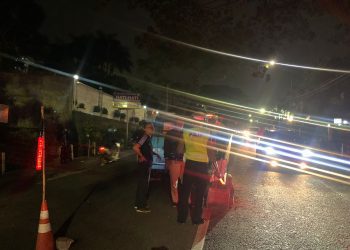 Kecelakaan akibat menabrak pembatas jalan di depan Jatim Park 3, dalam penanganan petugas Laka Lantas Polres Batu. (Unit Laka Polres Batu)