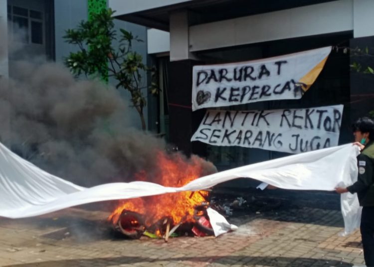 Mahasiswa Unisma bakar ban saat aksi desak Yayasan lantik rektor (dok. blok-a.com)