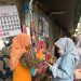 Nurohma berjualan petasan di Pasar Besar Kota Malang, Jumat (30/12/2022) (blok-a/Putu Ayu Pratama S)