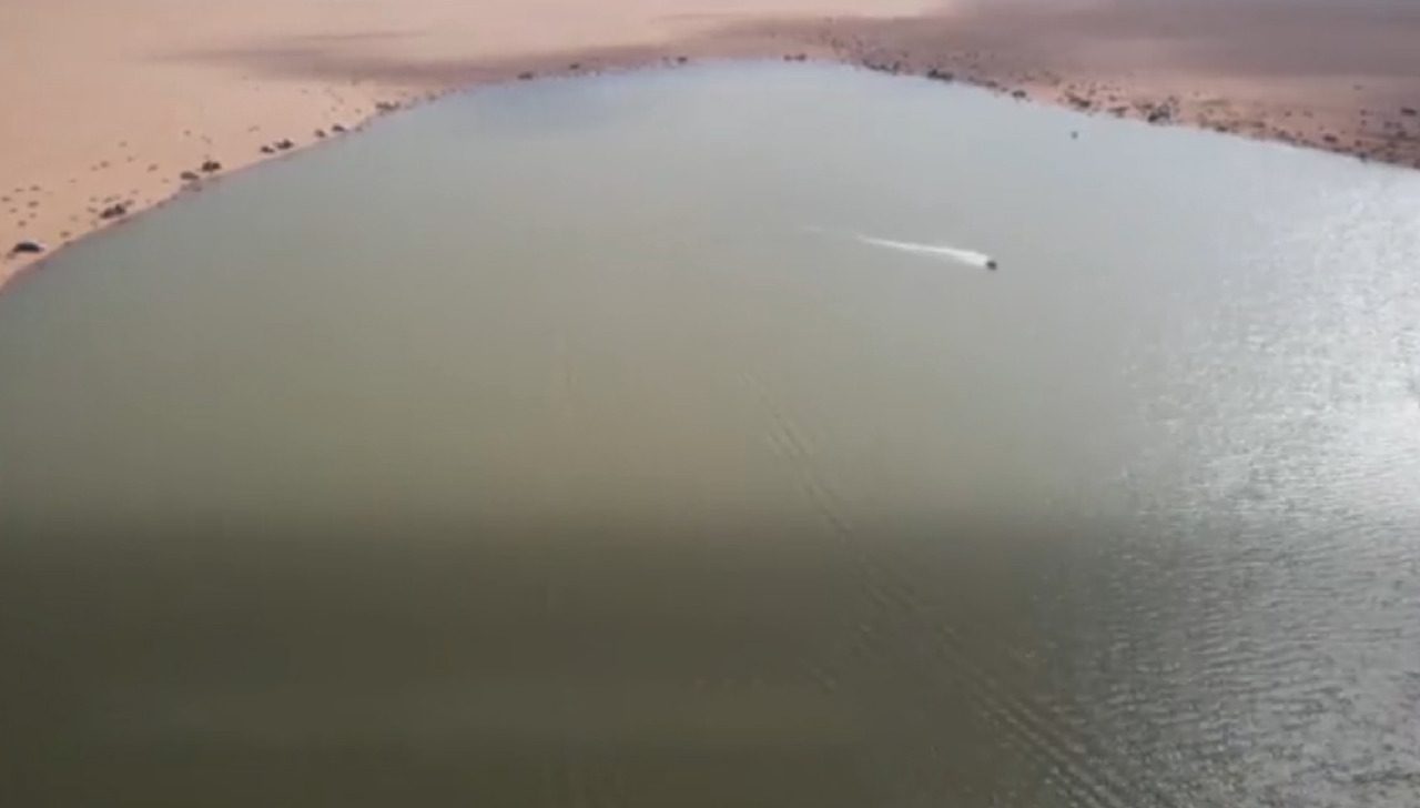 tanah gersang di arab saudi jadi danau