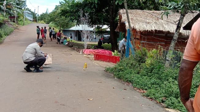 Petugas memeriksa di lokasi pelemparan bom yang terjadi di rumah jurnalis senior Victor Mambor. (Dok. AJI Jayapura)