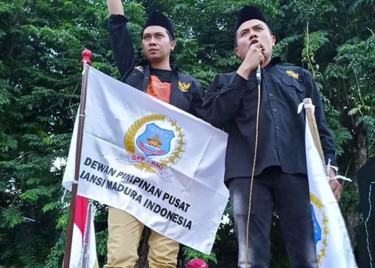 Ketua Umum Aliansi Madura Indonesia (AMI) Baihaki Akbar saat unjuk rasa memperjuangkan aspirasi buruh. (doc. AMI)