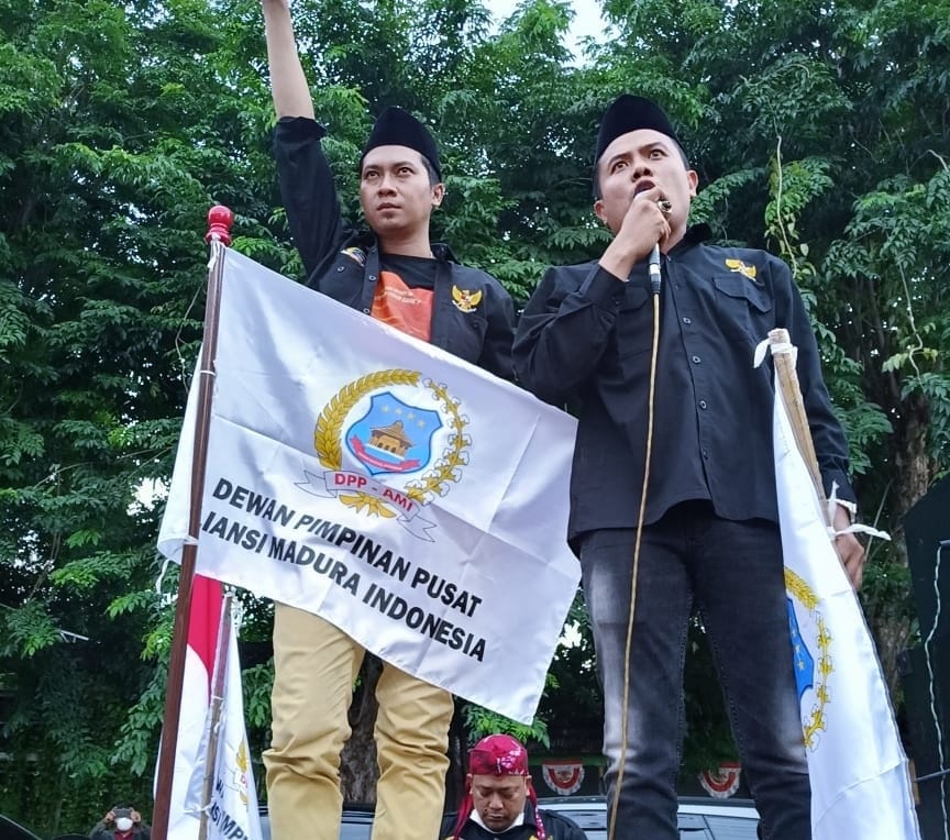 Ketua Umum Aliansi Madura Indonesia (AMI) Baihaki Akbar saat unjuk rasa memperjuangkan aspirasi buruh. (doc. AMI)