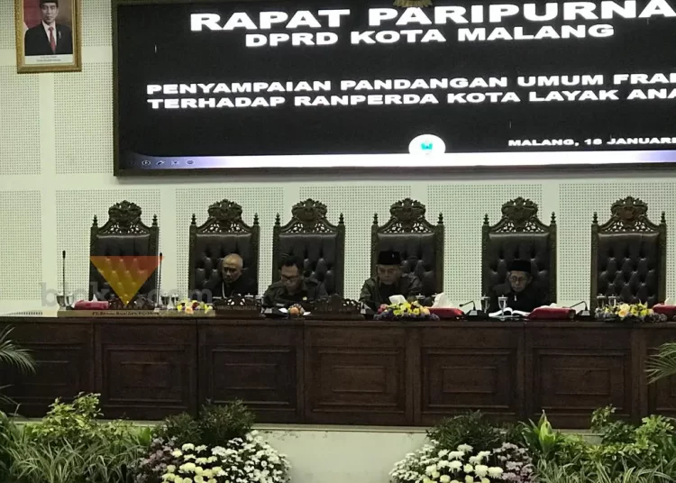 Suasana rapat paripurna membahas tentang Ranperda tentang Layak Anak di Gedung DPRD Kota Malang, Rabu (18/1/2023) (blok-a/bob)