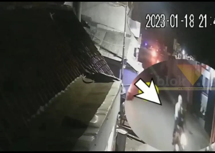 Tangkapan layar CCTV pelaku bom bondet lempar bom bondet ke toko pakaian di Probolinggo (blok-a/Inos)