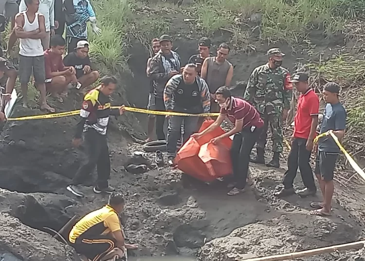 Evakuasi penemuan mayat perempuan di Banyuwangi, Jumat (20/1/2023) (dok.Humas Polres Banyiwangi for blok-a.com)