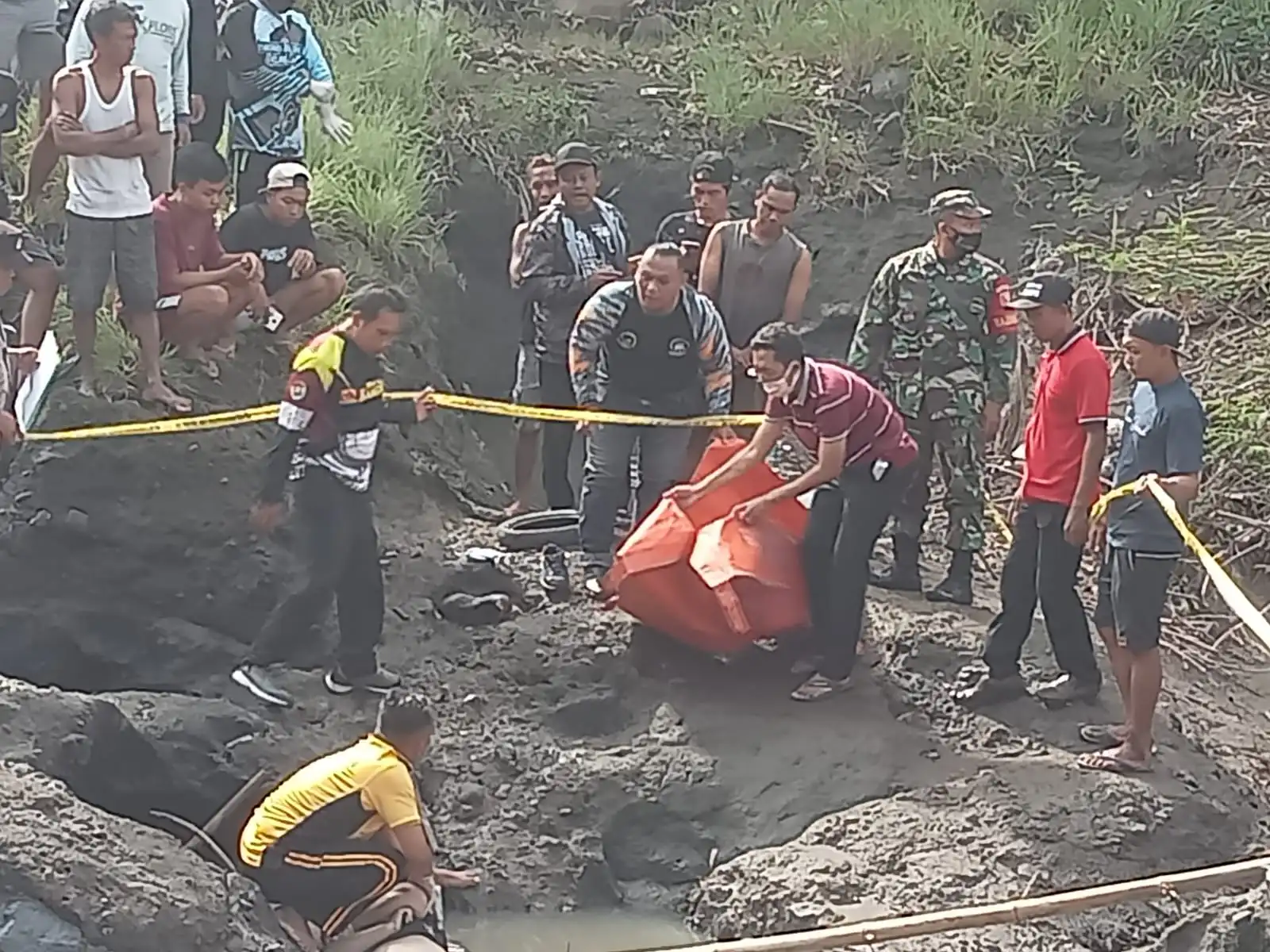 Evakuasi penemuan mayat perempuan di Banyuwangi, Jumat (20/1/2023) (dok.Humas Polres Banyiwangi for blok-a.com)