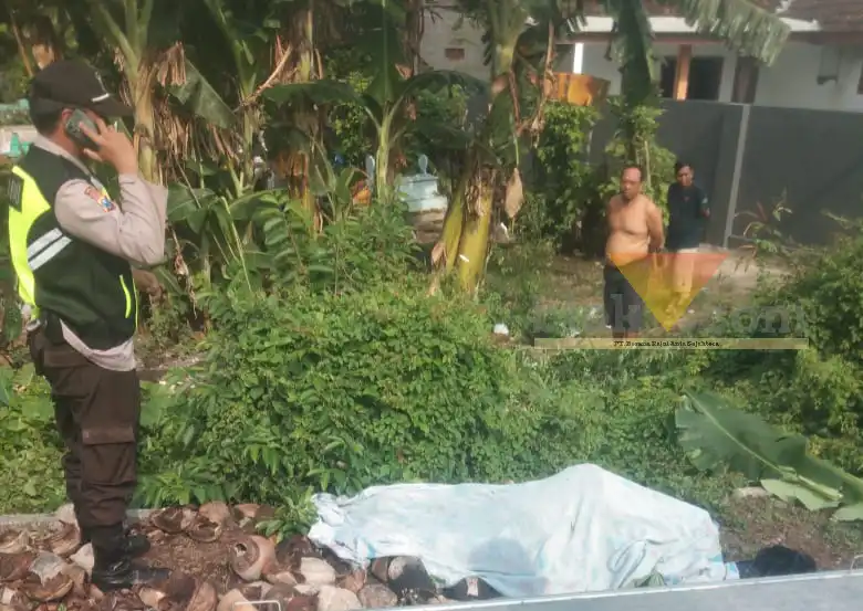 Jenazah Tumsiyah dievakuasi setelah tertabrak kereta api di Probolinggo, Jumat (19/1/2023) (blok-a/inos)