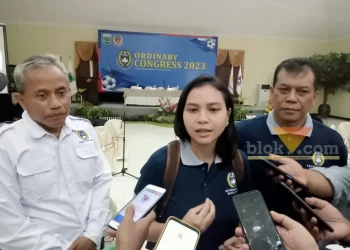 Caption: Ketua Askot PSSI Kota Batu, Ganis Rumpoko, mendaftar sebagai calon Exco PSSI, dan menunggu hasil pada bulan Februari mendatang. Selasa (24/1/2023). (Doi / blok-a.com)