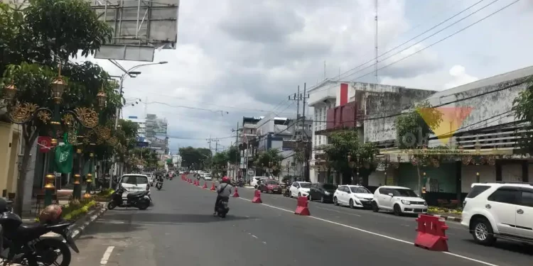 Kendaraan melewati Jalan Basuki Rahmat Kota Malang atau Kayutangan (blok-a/bob)