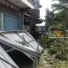 Atap galvalum rusak akibat pohon tumbang di Jalan Rajasa Kelurahan Bumiayi Kecamatan Kedungkandang Kota Malang, Jumat (27/1/2023) (blok-a/bob)
