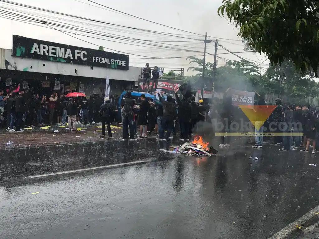Massa aksi Arek Malang melakukan orasi di kantor Arema FC dan logo Arema FC yang terbakar, Minggu (29/1/2023) (blok-a/bob)