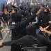 Suasana aksi Arek Malang yang ricuh di kantor Arema FC, Minggu (29/1/2023) (blok-a/bob)