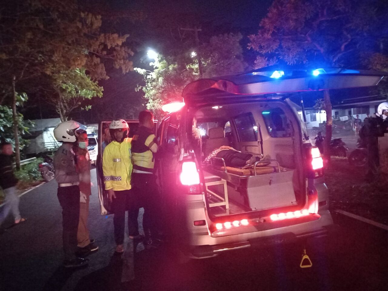 Proses evakuasi pasca kecelakaan di tembok jembatan Jalibar Kepanjen Kabupaten Malang, Senin (2/1/2023) (dok. Kanit Gakkum Polres Malang for blok-a)